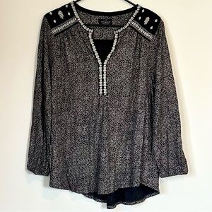 Lucky Brand Black and White Patterned Blouse with Embroidered Trim - Size: 1X